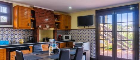 Fridge, microwave, oven, coffee/tea maker