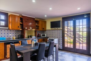 Kühlschrank, Mikrowelle, Ofen, Wasserkocher mit Kaffee-/Teezubehör