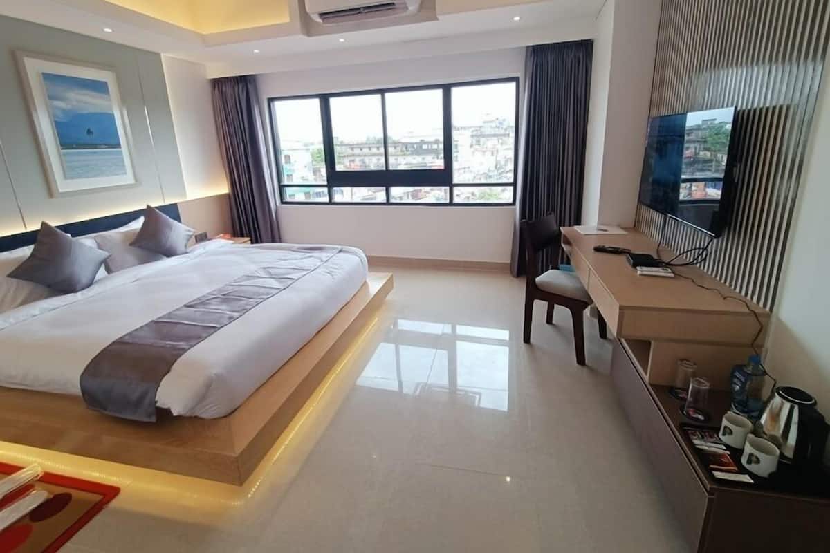 Comfort Suite, City View | Desk, laptop workspace