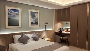 Deluxe-Doppelzimmer, Stadtblick | Schreibtisch, laptopgeeigneter Arbeitsplatz, schallisolierte Zimmer