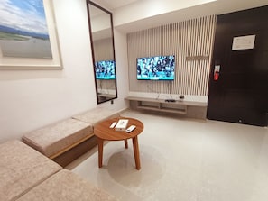 Svit Comfort - utsikt mot staden | Skrivbord och arbetsyta för laptop
