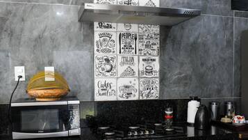 Mikroaaltouuni, uuni, liesi