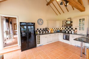 Lave-vaisselle, batterie de cuisine, vaisselle et ustensiles