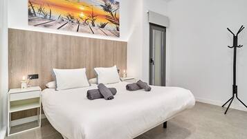 1 dormitorio, tabla de planchar con plancha, wifi y ropa de cama