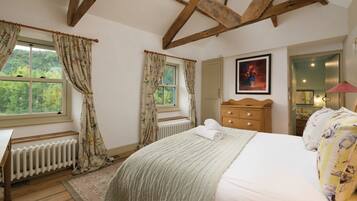 3 bedrooms, iron/ironing board, internet, bed sheets