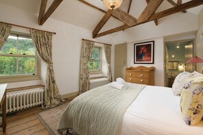 3 bedrooms, iron/ironing board, internet, bed sheets