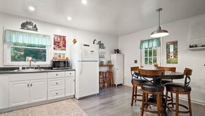 Wasserkocher mit Kaffee-/Teezubehör, Kühlschrank, Mikrowelle, Ofen