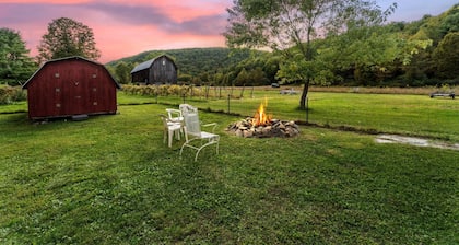 Rustic Cabin Getaway Close to Everything Fun!