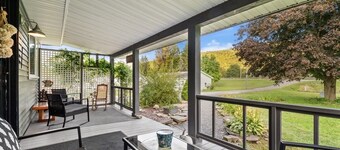 Rustic Cabin Getaway Close to Everything Fun!