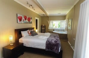 5 bedrooms, iron/ironing board, WiFi, bed sheets