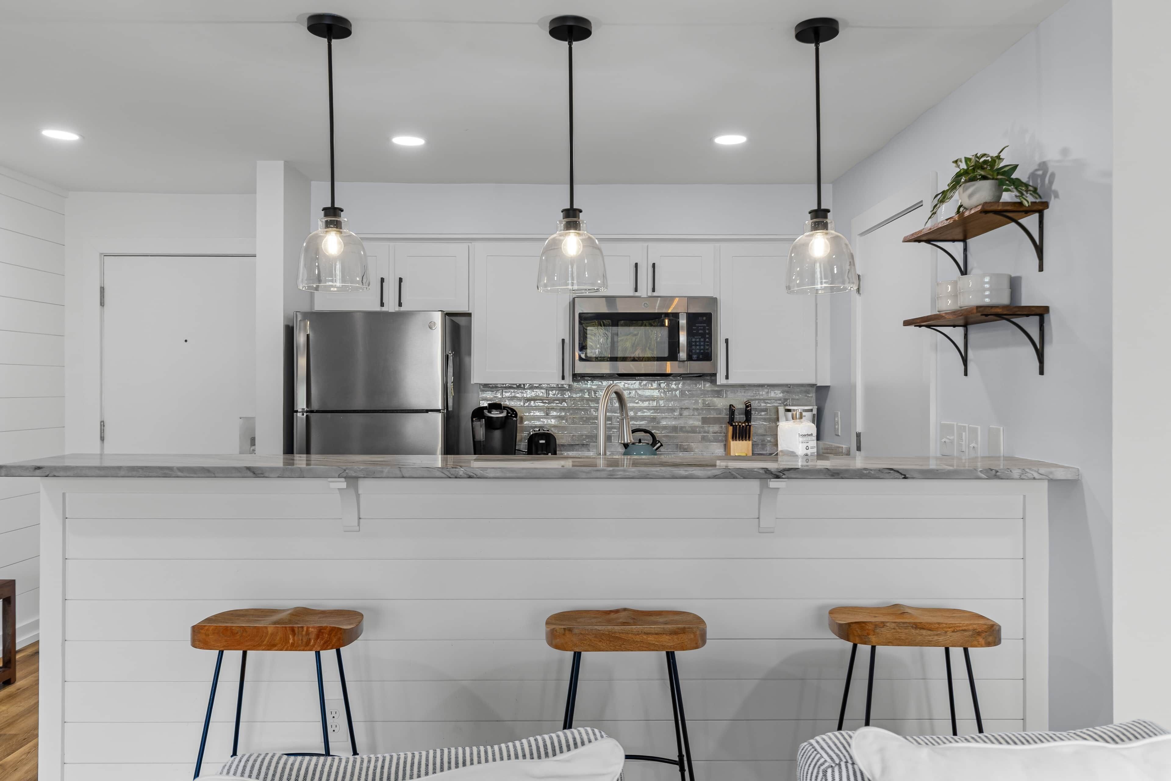 Refrigerador, microondas, horno y parrilla de estufa 