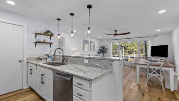 冰箱、微波炉、烤箱、炉灶