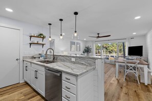 ثلاجة، ميكروويف، فرن، موقد طهي مسطح