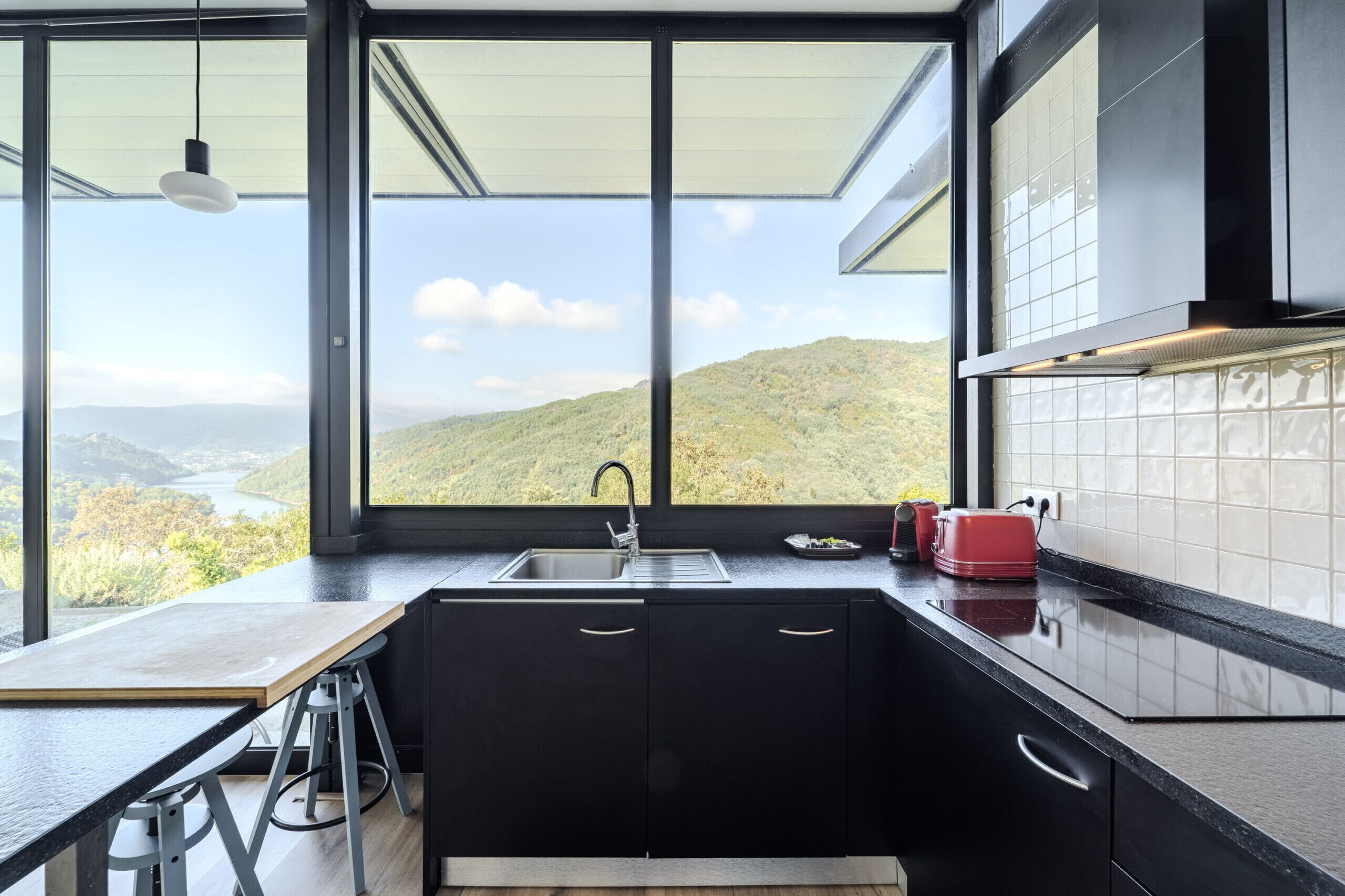 Een koelkast, een microgolfoven, een vaatwasser