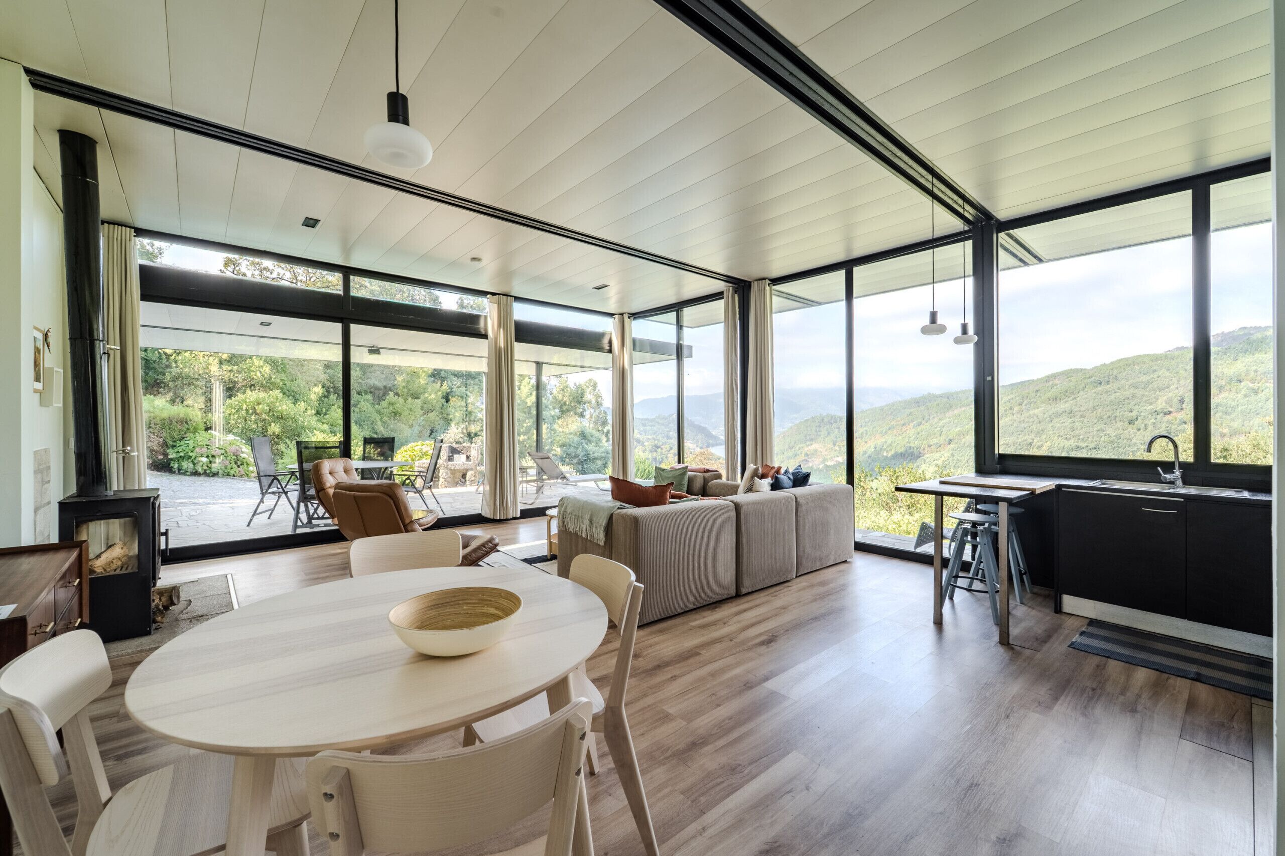 Televisie en een open haard