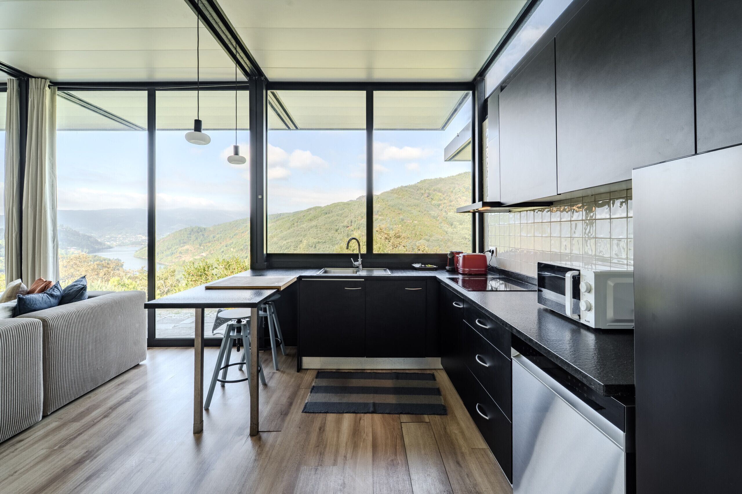 Een koelkast, een microgolfoven, een vaatwasser