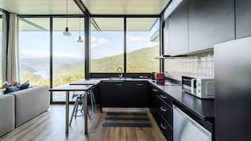 Een koelkast, een magnetron, een oven, een vaatwasser