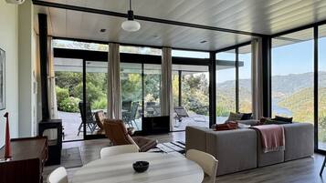 Televisie en een open haard