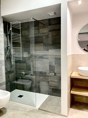 Douche, séchoir à cheveux, bidet, serviettes fournies
