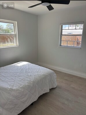 3 bedrooms, WiFi, bed sheets - Chic Beach House (New Port Richey)