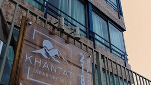 Ein mehrstöckiges Gebäude mit einem Schild, das den Namen „Khantati Apartment Hotel“ und die Hausnummer anzeigt.