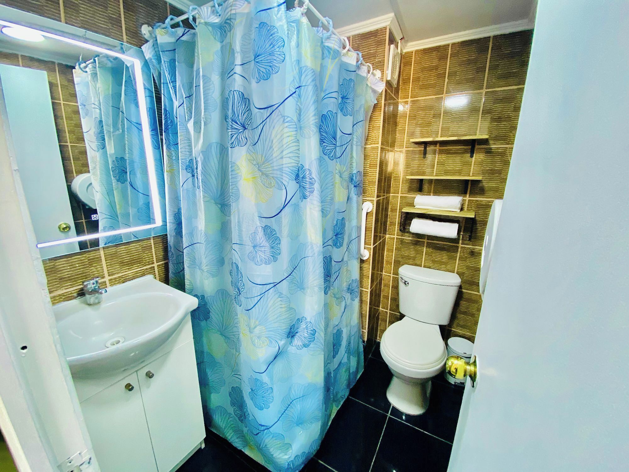 Standard Double Room | Bathroom