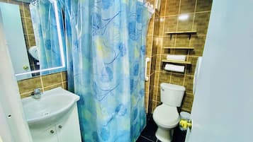 Standard Double Room | Bathroom