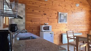 アパートメント マウンテンビュー | 専用キッチン | 冷蔵庫、電子レンジ、コンロ、調理器具と食器