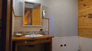 Apartment, 1 Bedroom, Balcony | Bathroom | Bathtub, hair dryer, towels, soap - BOG Apart Altos de Antilhue (Villa La Angostura)