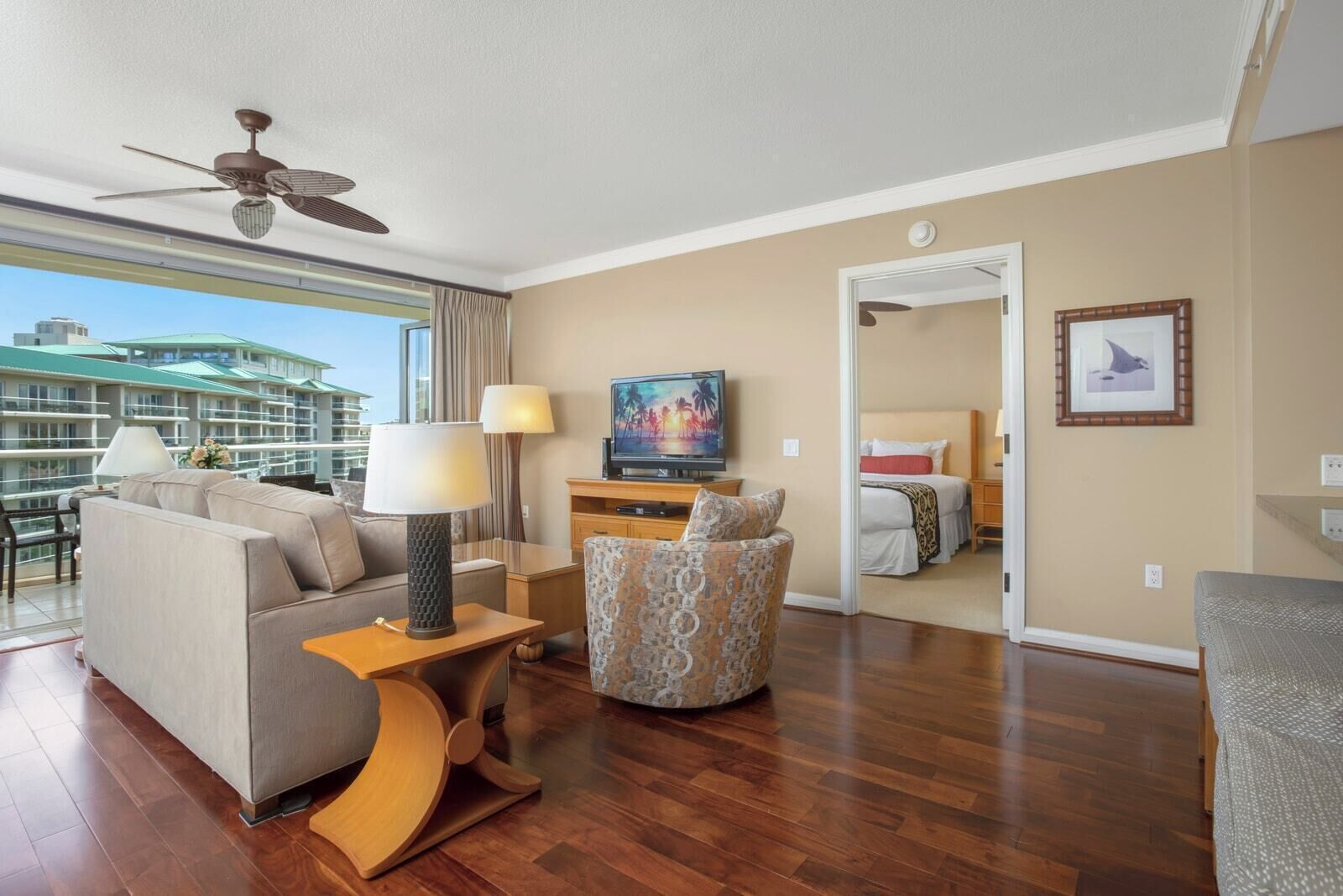 7 habitaciones, tabla de planchar con plancha y cuna de viaje 