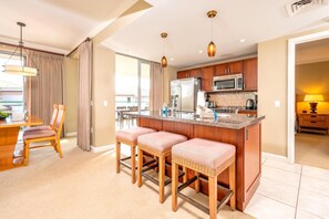 Geladeira, micro-ondas, fogão, lava-louças