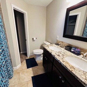 Douche, séchoir à cheveux, serviettes fournies, savon