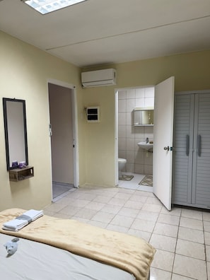 Douche, serviettes fournies, savon, papier de toilette
