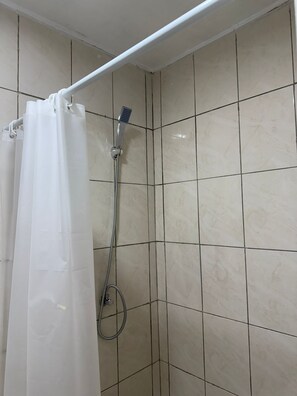 Douche, serviettes fournies, savon, papier de toilette