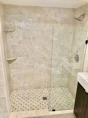 Dusche, Haartrockner, Handtücher, Seife