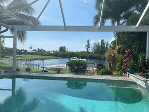 حمّام سباحة خارجي، حمّام سباحة مُدفَّأ