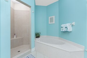 Regadera, secadora de cabello, toallas, papel de baño