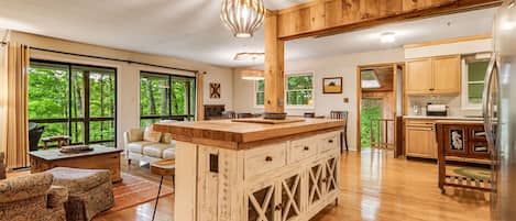 Smart-TV, Kamin, Tischfußball, Bücher