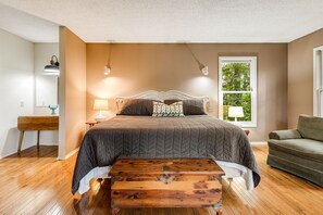 4 quartos, ferros/tábuas de passar roupa, berço de viagem