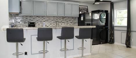 Køleskab, mikrobølgeovn, ovn, kogeplade