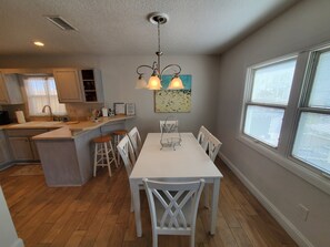 Hus, flere senger, terrasse, hageutsikt (Beach Cottage on C Street) | Spiseområde