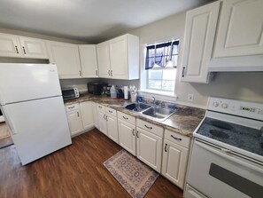 Hus, 2 queensize-senger, kjøkken, hageutsikt (Pinto's Place) | Eget kjøkken | Spisebord