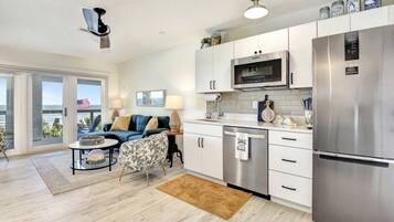 Rumah, Beberapa Tempat Tidur, balkon (White House on Flagler Beach - All) | Dapur pribadi | Meja makan