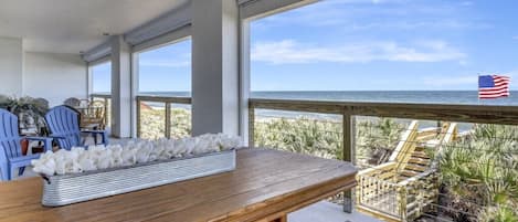 Casa, varias camas, balcón (White House on Flagler Beach - All) | Restaurante al aire libre