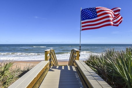 Una playa cerca. The White House on Flagler Beach - Unit 12