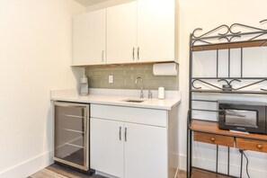 House, Multiple Beds, Balcony, Garden View (Unit 12) | Private kitchen