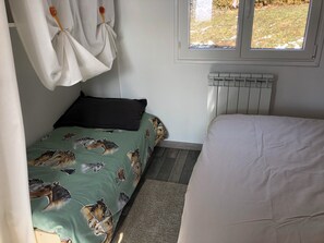 1 bedroom, iron/ironing board, travel cot, free WiFi