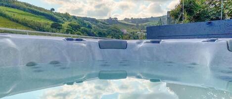 Bañera de hidromasaje al aire libre