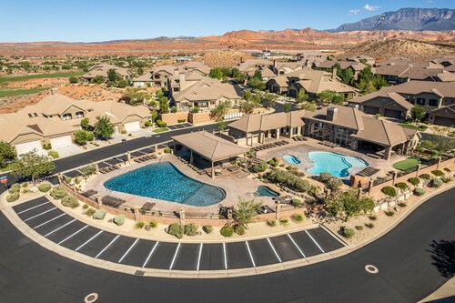 3BR Townhome w/ Pool near Zion