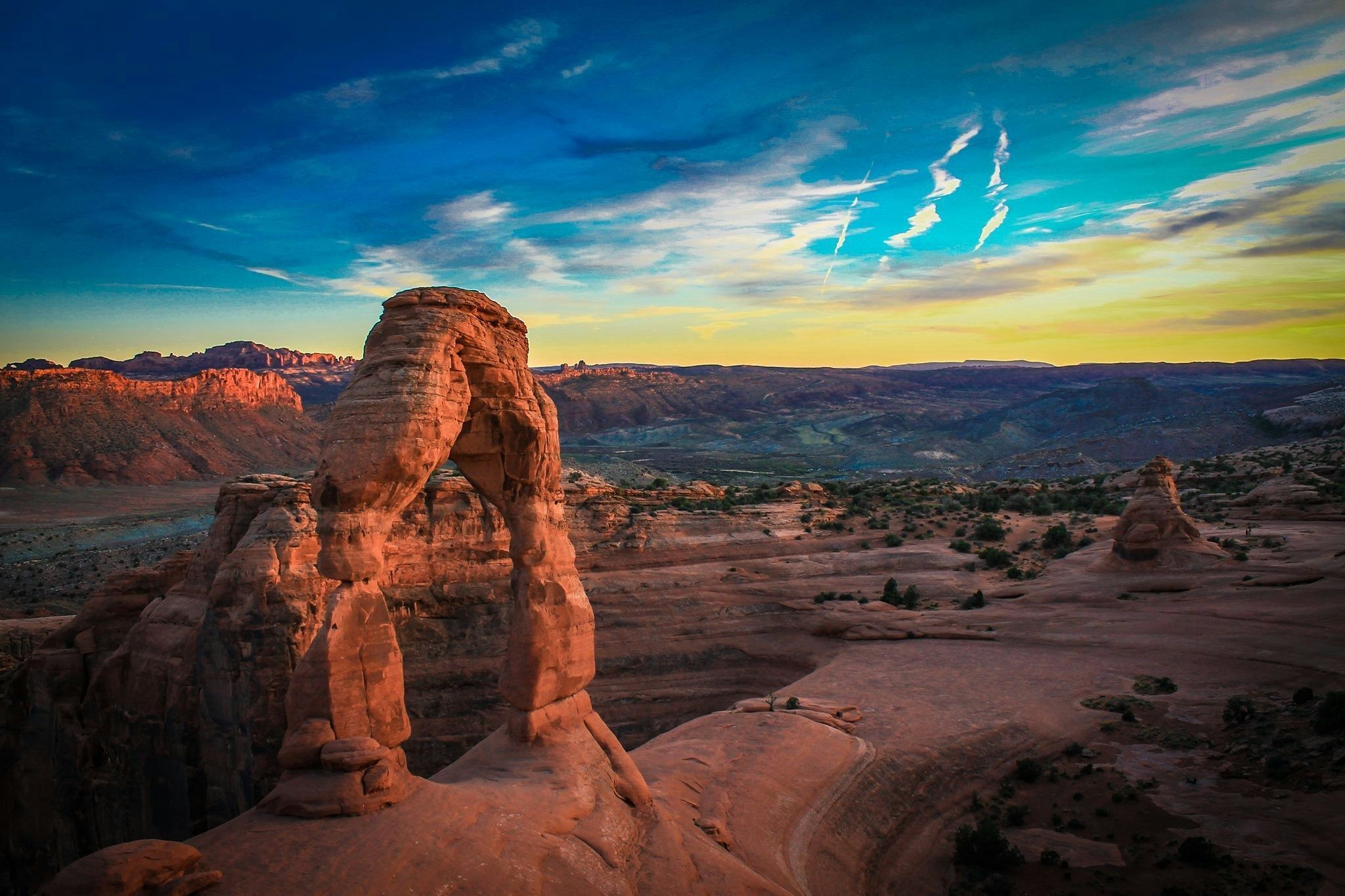 Un paysage désertique avec des formations rocheuses et un ciel dégagé.